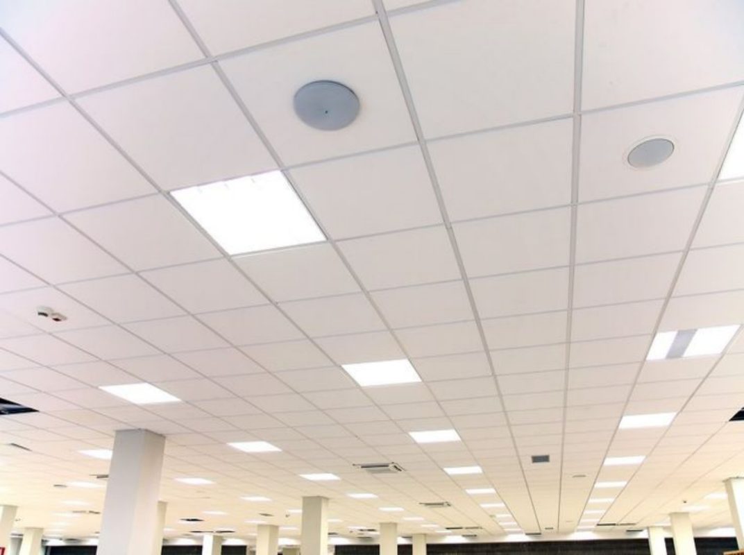 Panneau lumineux LED : éclairez la voie de la protection de l'environnement et ouvrez la voie au développement durable-À propos de l'éclairage--White office ceiling with white tile 副本